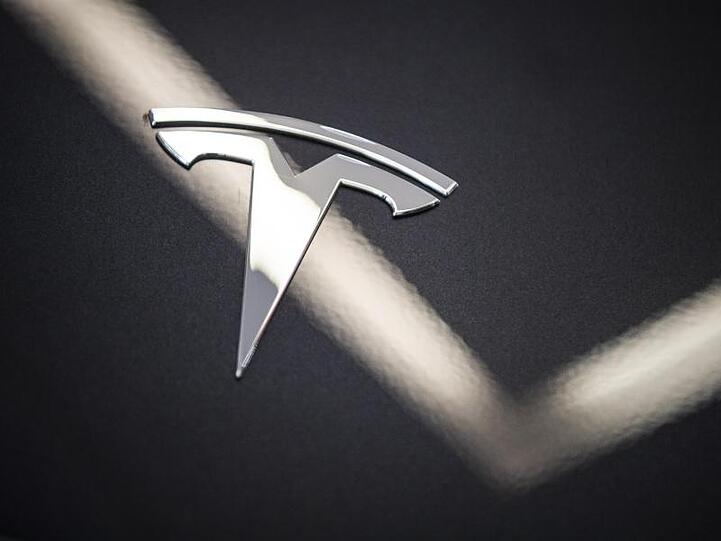 Fiat Chrysler und GM sollen Tesla Millionen-Beträge zahlen, um die E-Autos der US-Firma in ihre Fahrzeugflotte einzurechnen.