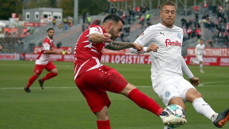 Der Würzburger Lotric Mitja (l) kämpft mit Hauke Wahl von Holstein Kiel um den Ball.