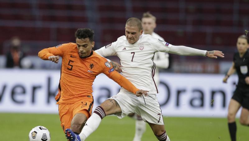 Der Lette Antonijs Cernomiordijs (r) und der Niederländer Owen Wijndal kämpfen um den Ball.