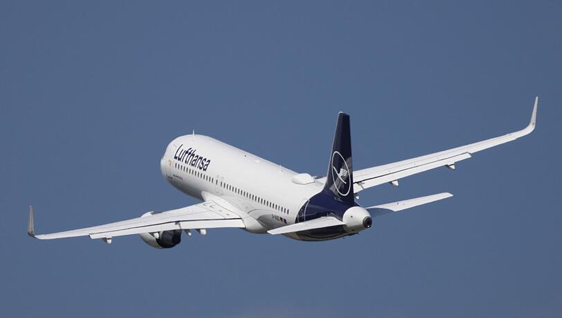 Ein Airbus 320-214 der Fluggesellschaft Lufthansa startet vom Flughafen Berlin-Brandenburg "Willy Brandt" (BER).