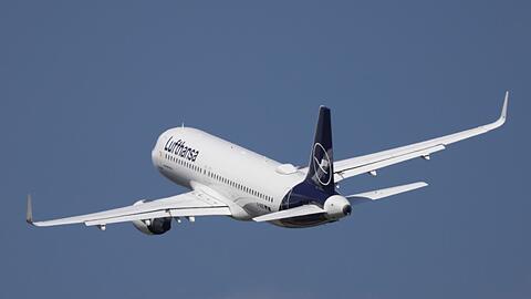 Ein Airbus 320-214 der Fluggesellschaft Lufthansa startet vom Flughafen Berlin-Brandenburg "Willy Brandt" (BER).