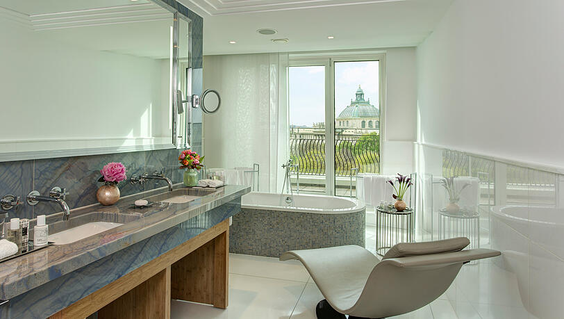 Das Marmorbad hat ein Dampfbad, eine Doppeldusche und eine separate Badewanne