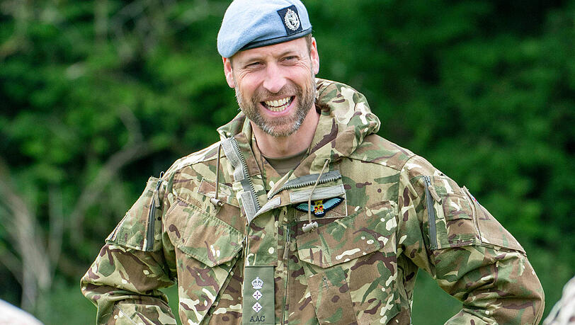 Zu Scherzen aufgelegt: Beim Besuch der Army Air Corps in Suffolk zeigte sich Prinz William von seiner lustigen Seite. Zu Scherzen aufgelegt: Beim Besuch der Army Air Corps in Suffolk zeigte sich Prinz William von seiner lustigen Seite.