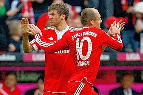 Abklatschen: WM-Shootingstar Thomas Müller (l.) soll zu Saisonbeginn den verletzten Flügelflitzer Arjen Robben auf der rechten Seite vertreten.