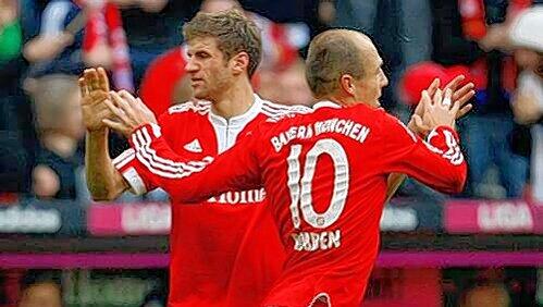 Abklatschen: WM-Shootingstar Thomas Müller (l.) soll zu Saisonbeginn den verletzten Flügelflitzer Arjen Robben auf der rechten Seite vertreten. Abklatschen: WM-Shootingstar Thomas Müller (l.) soll zu Saisonbeginn den verletzten Flügelflitzer Arjen Robben auf der rechten Seite vertreten.