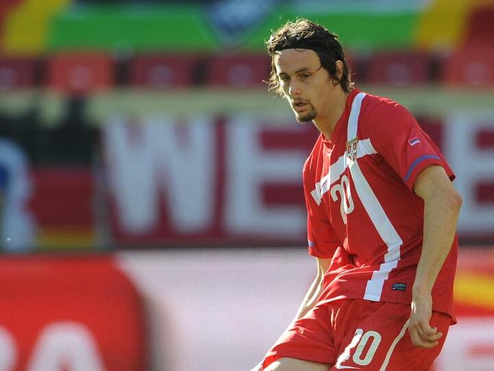 Der serbische Nationalspieler Neven Subotic erlebte die Krawalle in Genua hautnah mit.