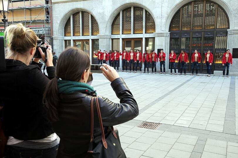 Nicht nur bei den Mädels ein beliebtes Foto-Motiv: die durchtrainierten Abercrombie-Models am Freitag in der Sendlinger Straße.