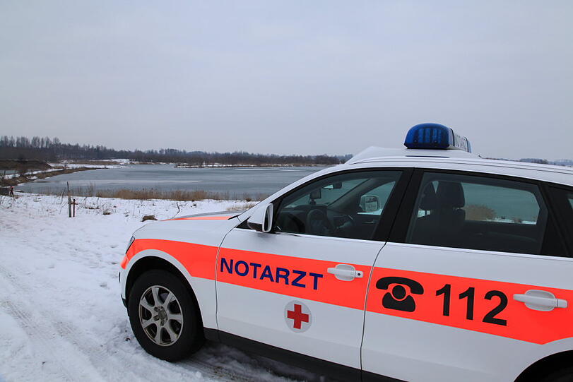 Sie war ihrem Hund hinterher gelaufen - aber das Eis auf dem Höglinger Weiher war zu dünn. Die Frau bracht ein und musste von Rettungskräften geborgen werden. Die Bilder.