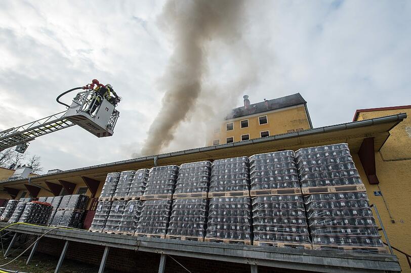 Beim Großbrand in einer Brauerei in Irlbach bei Straubing Brauerei hat in der Nacht zum Mittwoch einen Millionenschaden angerichtet. Verletzt wurde niemand, wie die Polizei mitteilte.