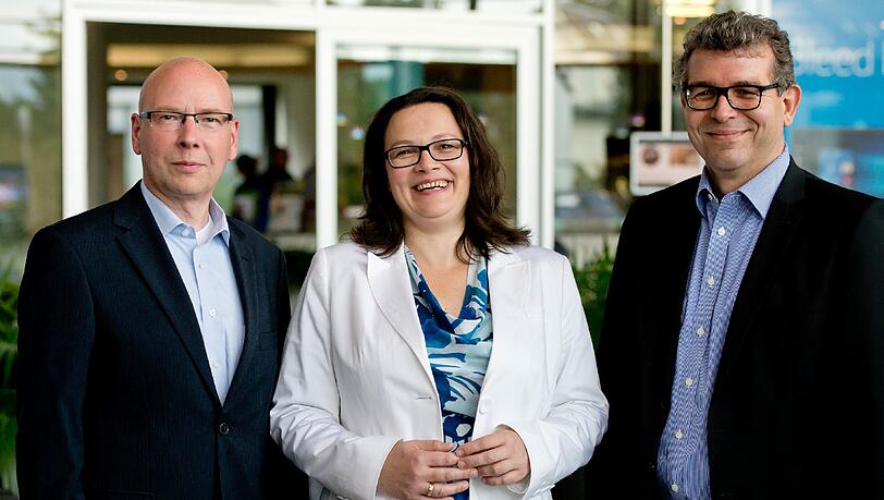 v.l.: Thomas Mickeleit, Director of Communications Microsoft Deutschland, Andrea Nahles (SPD), Bundesministerin für Arbeit und Soziales, Dirk Bornemann, Mitglied der Geschäftsleitung von Microsoft Deutschland und Assistant General Counsel für Deutschland, Österreich und die Schweiz. v.l.: Thomas Mickeleit, Director of Communications Microsoft Deutschland, Andrea Nahles (SPD), Bundesministerin für Arbeit und Soziales, Dirk Bornemann, Mitglied der Geschäftsleitung von Microsoft Deutschland und Assistant General Counsel für Deutschland, Österreich und die Schweiz.