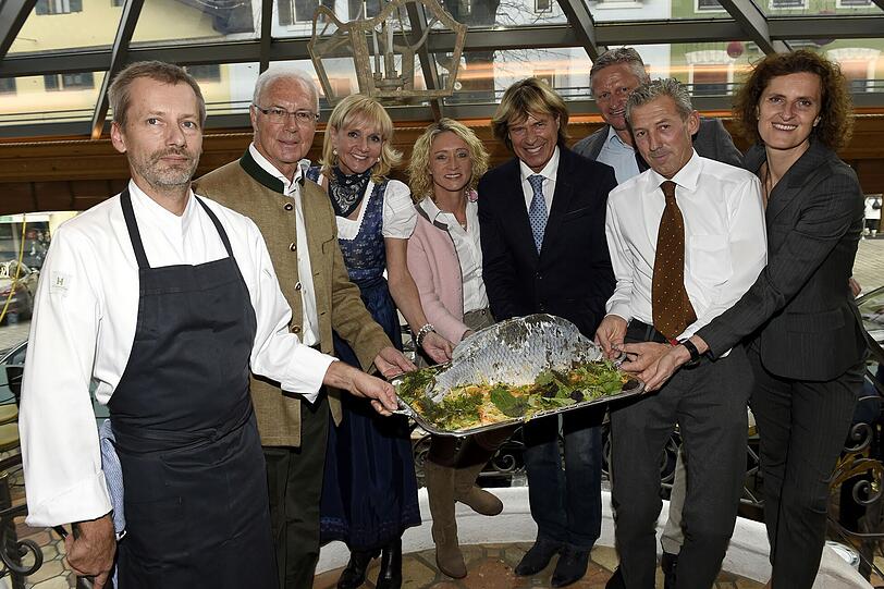 Chefkoch Jürgen Bartl mit Franz Beckenbauer, Christa Kinshofer-Rembeck, Heidi Beckenbauer, Hansi Hinterseer, Stefan Blöcher, Marco Unterhauser und Innegrit Volkhardt (v.l)