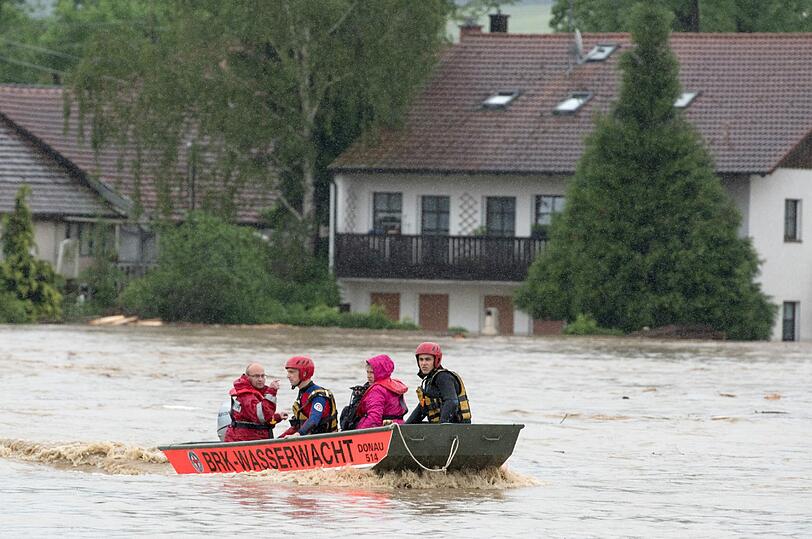 In Triftern bei Pfarrkirchen stehen die Häuser unter Wasser, Menschen wurden von den Wassermassen eingeschlossen.