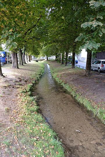 Der Bach im Ortskern.