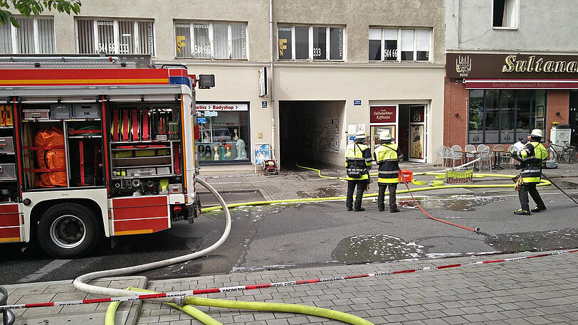 Bilder vom Feuerwehreinsatz an der Ecke Bayerstraße/Hermann-Lingg-Straße.