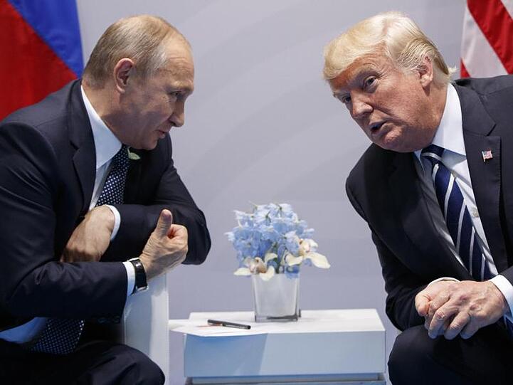 Wladimir Putin und Donald Trump unterhalten sich 2017 auf dem G20-Gipfel in Hamburg.