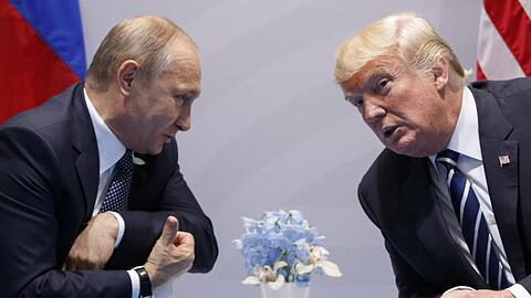 Wladimir Putin und Donald Trump unterhalten sich 2017 auf dem G20-Gipfel in Hamburg.