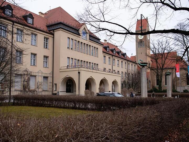 Der Haupteingang des Klinikums Schwabing. Foto: Sven Hoppe/dpa