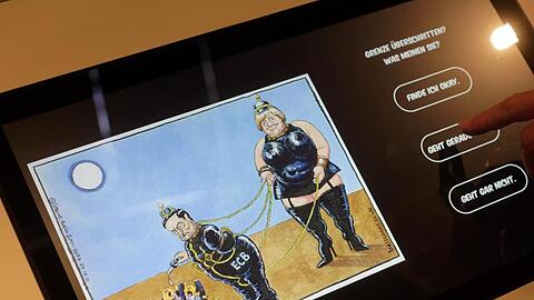 Besucher können im Haus der Geschichte abstimmen, ob eine Karikatur des Zeichners Steve Bell eine Grenzüberschreitung ist oder nicht.