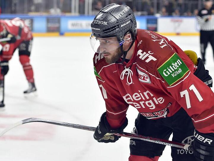 Travis Turnbull steht im Kölner Trikot auf dem Eis. Foto: Caroline Seidel/Archivbild