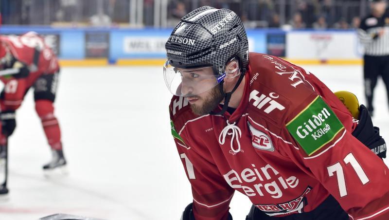 Travis Turnbull steht im Kölner Trikot auf dem Eis. Foto: Caroline Seidel/Archivbild Travis Turnbull steht im Kölner Trikot auf dem Eis. Foto: Caroline Seidel/Archivbild