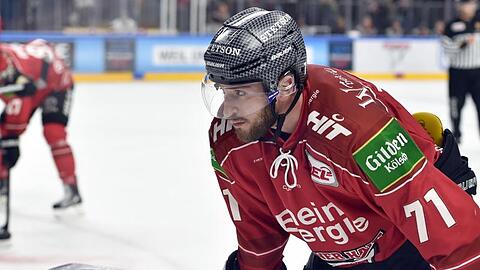 Travis Turnbull steht im Kölner Trikot auf dem Eis. Foto: Caroline Seidel/Archivbild