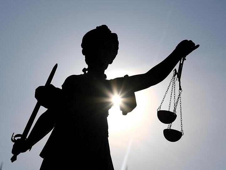 Die Statue der Justitia steht mit einer Waage und einem Schwert in der Hand. Foto: Arne Dedert/dpa