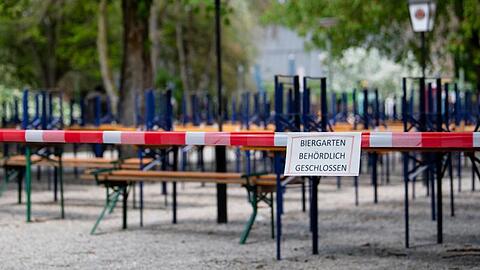 Biergarten mit gestapelten Bänken der Gaststätte Emmeramsmühle.