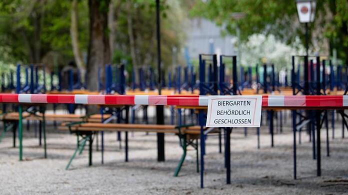 Biergarten mit gestapelten Bänken der Gaststätte Emmeramsmühle.