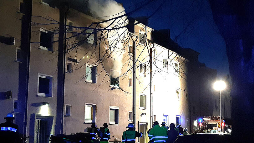 Rauch steigt aus einem Fenster der brennenden Wohnung auf.