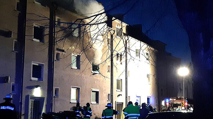 Rauch steigt aus einem Fenster der brennenden Wohnung auf.