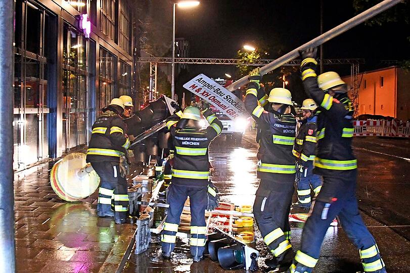 In der Friedenstraße am Ostbahnhof hat eine umgestürzte Baustelleneinrichtung die Straße blockiert.
