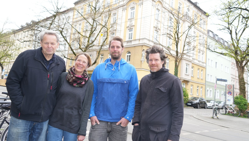 Sie wollen ihr Haus in Haidhausen kaufen (v.l.): Wolfgang Heidelmeyer, Katrin Göbel, Hendrik Wirschum und Andy Ebert. Das Foto stammt aus dem Mai, als die AZ die Mieter zum ersten Mal besucht hat. Sie wollen ihr Haus in Haidhausen kaufen (v.l.): Wolfgang Heidelmeyer, Katrin Göbel, Hendrik Wirschum und Andy Ebert. Das Foto stammt aus dem Mai, als die AZ die Mieter zum ersten Mal besucht hat.