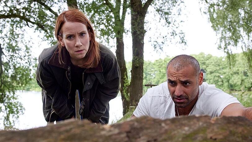 "Mordsschwestern - Verbrechen ist Familiensache: Helden": Nicht weit vom Tatort sind Viktoria (Lena Dörrie) und Sami (Tamer Trasoglu) auf eine interessante Spur gestoßen.