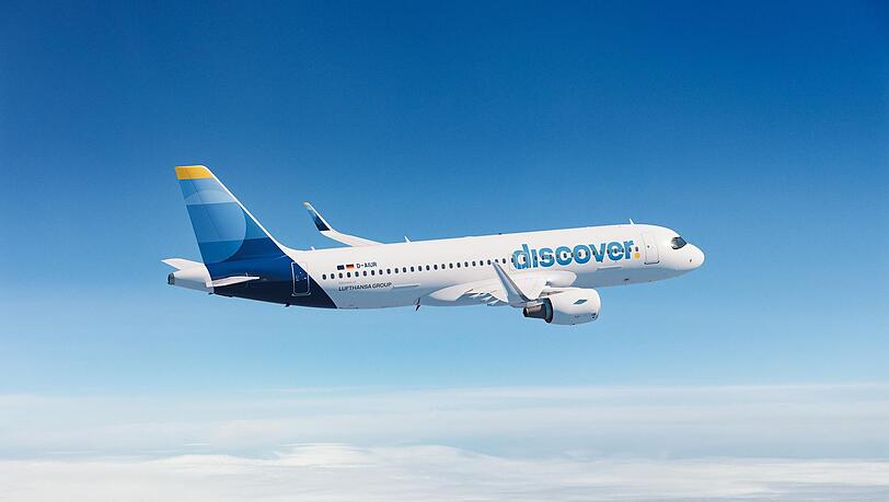 Ein Flugzeug der Fluggesellschaft Discover Airlines fliegt.