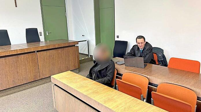 Versuchter Mord? Die Angeklagte mit ihrem Anwalt Maximilian Grashey.