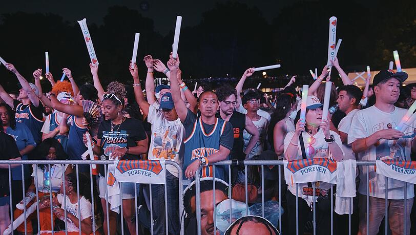 Überall in New York feierten Fans der Knicks. Überall in New York feierten Fans der Knicks.