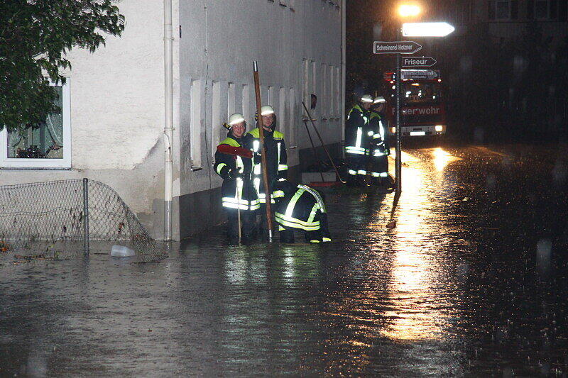 Land unter im Landkreis Rosenheim. Die Bilder von den Aufräumarbeiten in Riedering.