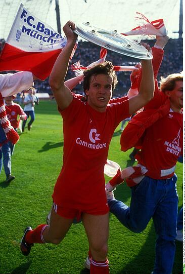 Lothar Matthäus feiert die Meisterschaft 1986 in den legendären "Commodore"-Trikots.