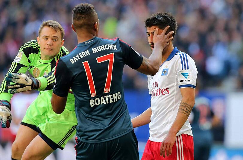 Klares Handspiel! Jérôme Boateng (Mitte) vom FC Bayern München trifft Hamburgs Kerem Demirbay im Gesicht und sieht dafür Rot. Torwart Manuel Neuer (l.) hatte Boateng noch wegschubsen wollen.