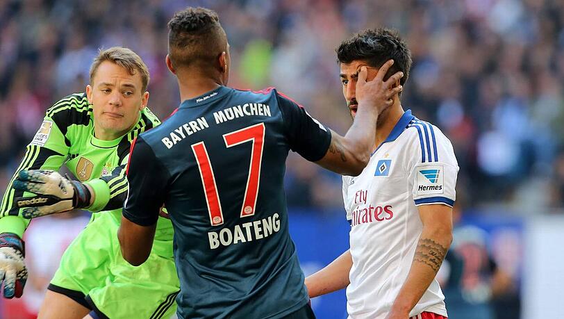 Klares Handspiel! Jérôme Boateng (Mitte) vom FC Bayern München trifft Hamburgs Kerem Demirbay im Gesicht und sieht dafür Rot. Torwart Manuel Neuer (l.) hatte Boateng noch wegschubsen wollen. Klares Handspiel! Jérôme Boateng (Mitte) vom FC Bayern München trifft Hamburgs Kerem Demirbay im Gesicht und sieht dafür Rot. Torwart Manuel Neuer (l.) hatte Boateng noch wegschubsen wollen.
