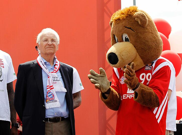 Die Basketballer des FC Bayern München feiern vor dem Audi Dome ihren Meistertitel.