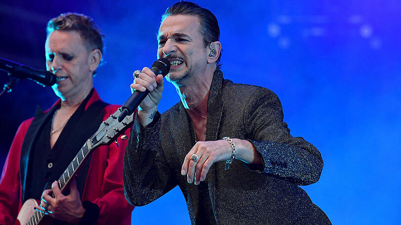 Depeche Mode um Sänger Dave Gahan und Gitarrist Martin Gore begeisterten mit Klassikern und Songs des neuen Albums die Massen im Münchner Olympiastadion.