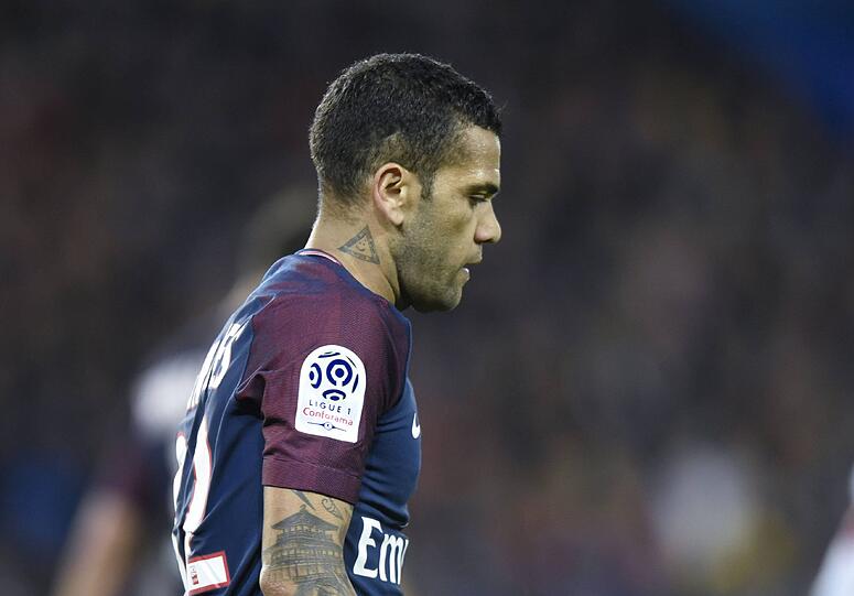 Alves dort seit gefühlt 200 Jahren. Er kam mit 34 von Juve, war bei Barcelona, hat eine unglaubliche Erfahrung und damit etwas voraus. Punkt Alves. Zwischenstand 0,5:1,5 für PSG