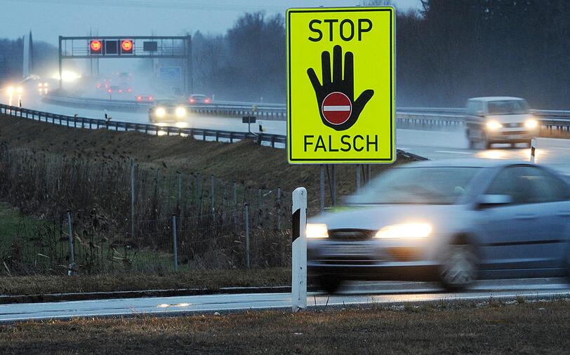 Ein Schild mit der Aufschrift "Stop Falsch" soll Autofahrer warnen.