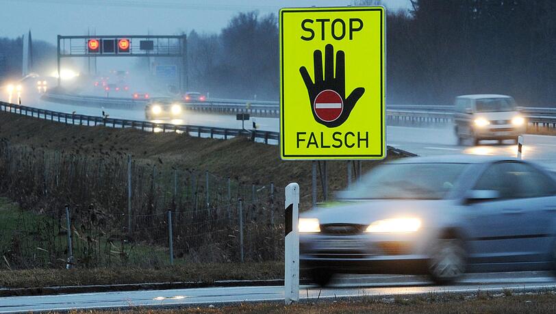 Immer wieder kommt es auf Autobahnen zu schrecklichen Geisterfahrer-Unfällen. (Symbolbild)