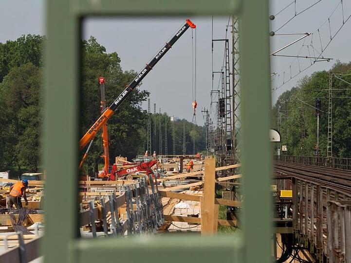 Ersatzbau einer Eisenbahnbrücke: Die Infrastruktur der Bahn ist teilweise marode - zu lange wurde nicht genug Geld ausgegeben.