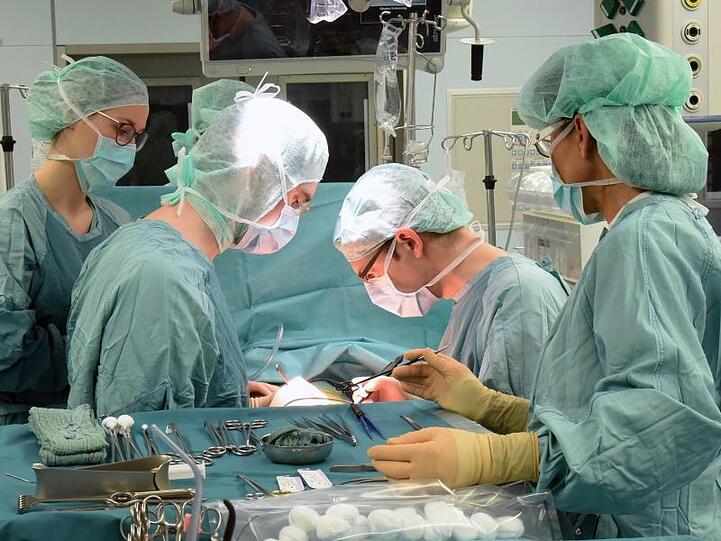 Zwei Ärzte im Transplantationszentrum am Universitätsklinikum bei einer Operation.