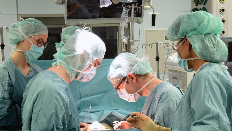 Zwei Ärzte im Transplantationszentrum am Universitätsklinikum bei einer Operation. Zwei Ärzte im Transplantationszentrum am Universitätsklinikum bei einer Operation.
