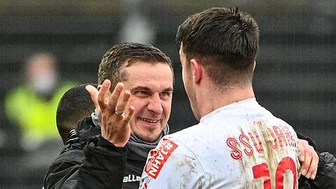 Kaan Caliskaner von Regensburg (r) mit Trainer Mersad Selimbegovic.