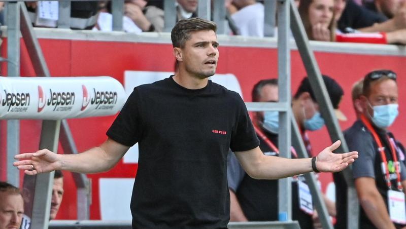 Trainer Robert Klauß von Nürnberg steht am Spielfeldrand.